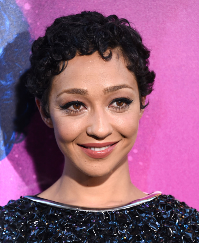 Americká herečka Ruth Negga má přírodní vlnité vlasy a krátké vypadají skvěle.
