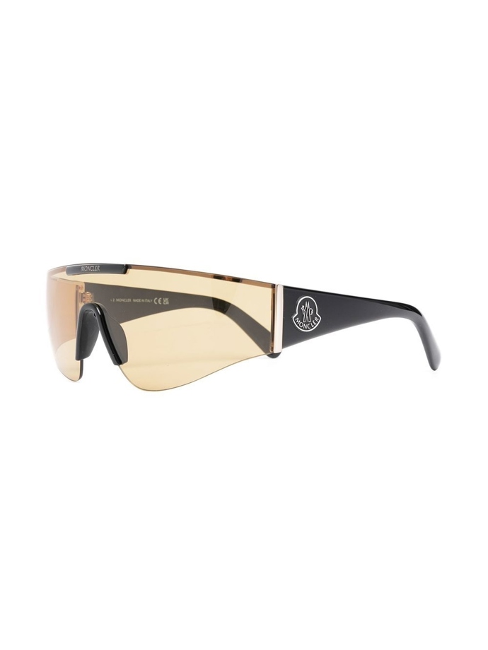 Sluneční brýle, Moncler Eyewear, 513 eur
Sluneční brýle, Moncler Eyewear, 513 eur