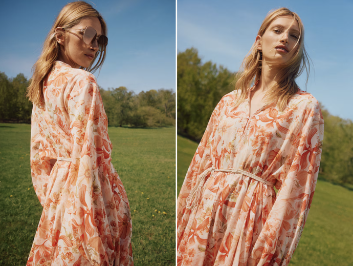 Šaty s drhaným páskem, H&M, Korálově červená/květy, 719 Kč
