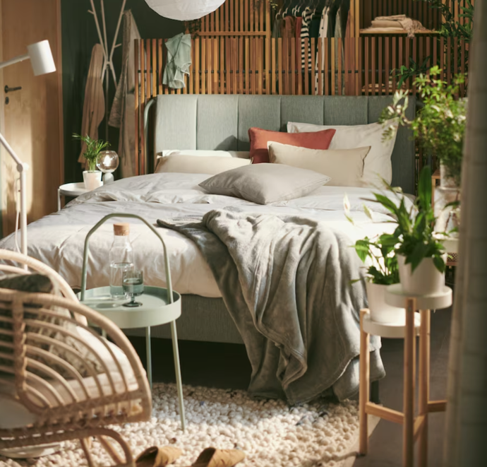 Nezapomeňte do interiéru zakomponovat dostatek zeleně. Letos je trendy biophilní design.
Nezapomeňte do interiéru zakomponovat dostatek zeleně. Letos je trendy biophilní design.