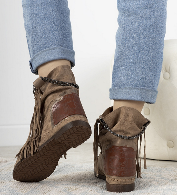 Béžové dámské kozačky ve stylu boho
Béžové dámské kozačky ve stylu boho