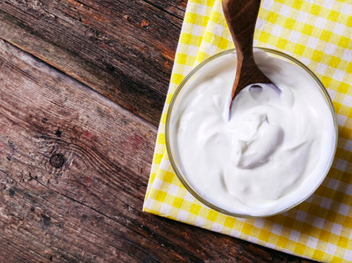 Jogurt je bílkovina, kterou by náš jídelníček neměl postrádat.

