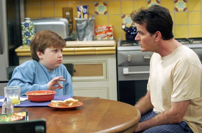 Angus T. Jones a Charlie Sheen v sitcomu Dva a půl chlapa
Angus T. Jones a Charlie Sheen v sitcomu Dva a půl chlapa