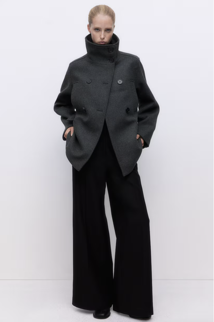 Krátký kabát s vysokým límcem, H&M, 1 149 Kč
Krátký kabát s vysokým límcem, H&M, 1 149 Kč
