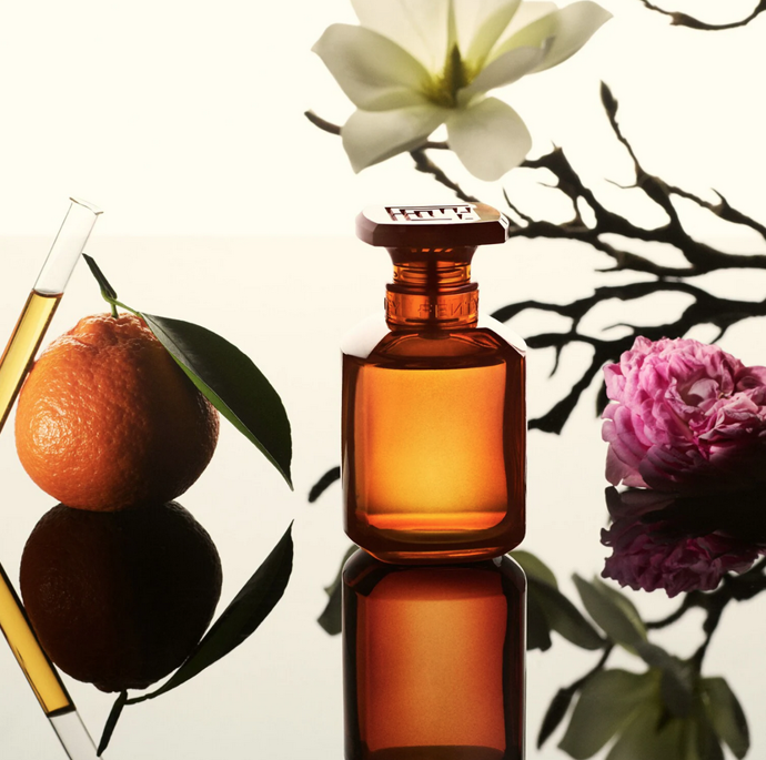 Hluboce intimní vůně, která je komplexní, živá, syrová, kořeněná a sladká zároveň. FENTY FRAGRANCE Fenty EDP - Parfémová voda, 2520 Kč/30 ml
