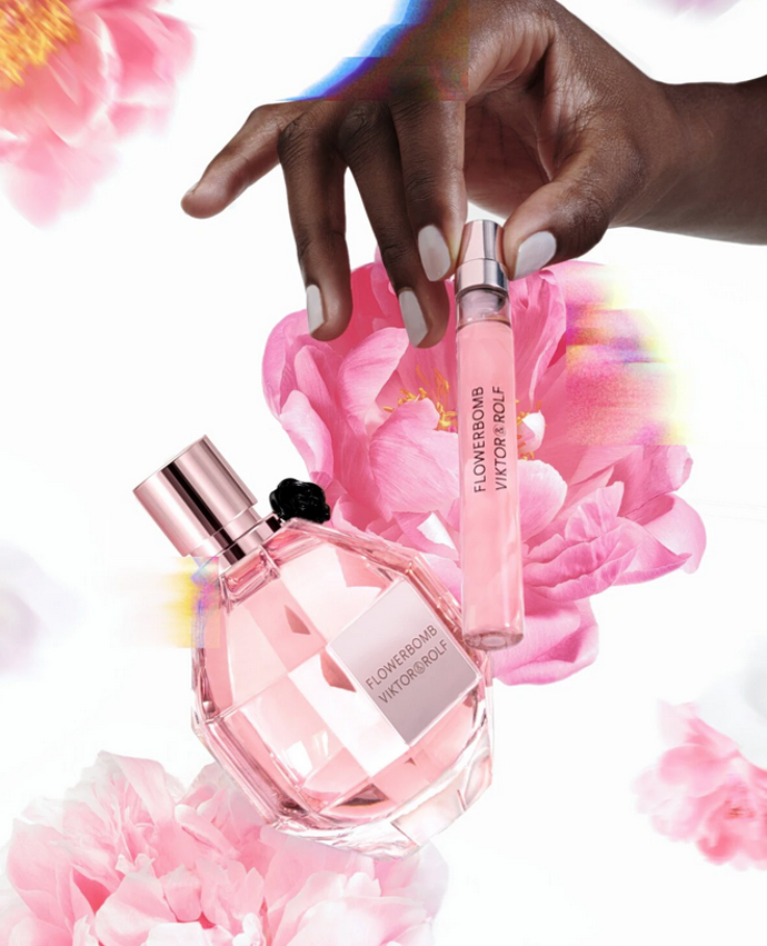 Exploze květů, okouzlující vůně, květinové šílenství. VIKTOR & ROLF  Flowerbomb Parfémová voda 1249 Kč/30 ml
