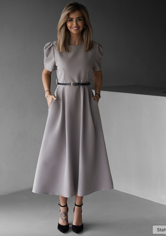 Béžovošedé pouzdrové áčkové šaty AUGUSY s páskem, Erika Fashion, 699 Kč

