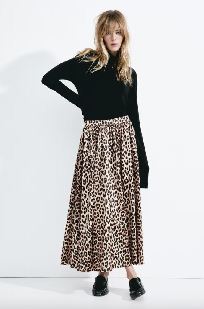 rozšiřující se saténová sukně, H&M, leopardí potisk, 1459 Kč

