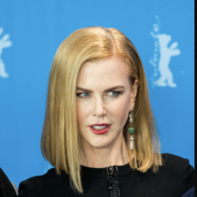 Také herečka Nicole Kidman nosila dlouho krátké rovné mikádo.
