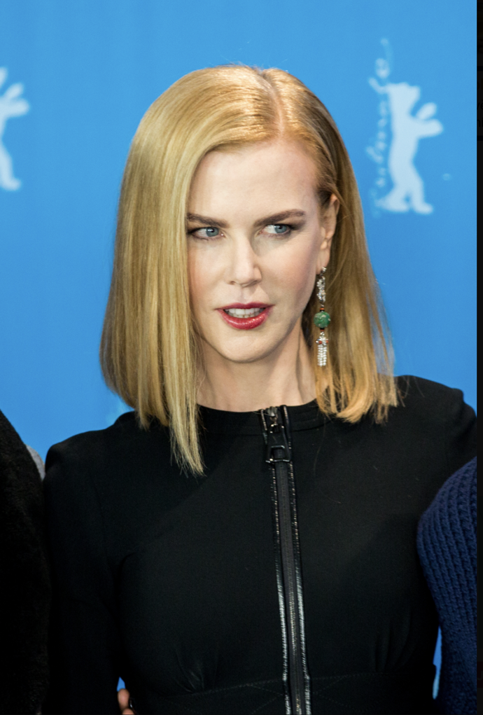 Také herečka Nicole Kidman nosila dlouho krátké rovné mikádo.
