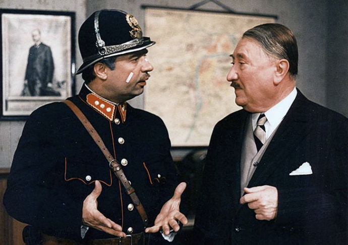 Kdo si skvěle zahrál komisaře Zdychynce v parádní Partii krásného dragouna?
