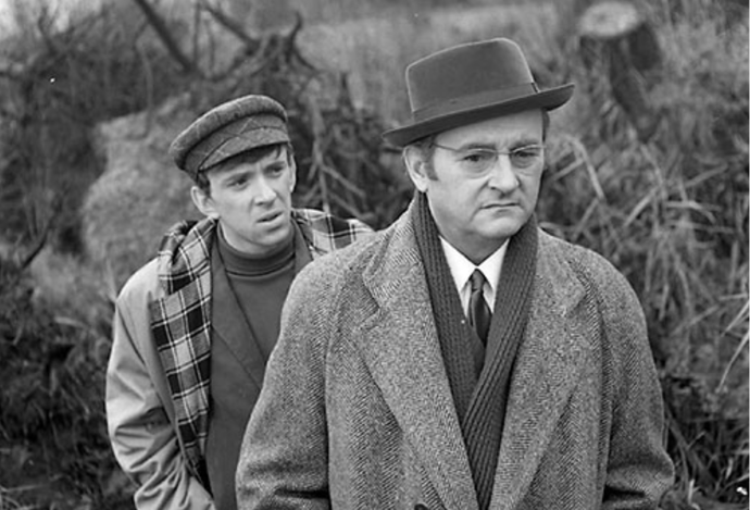 Major Kalaš vyšetřuje loupež nové série bankovek, které byly ukradeny z poštovního vozu rychlíku. Ale Na kolejích čeká vrah...
