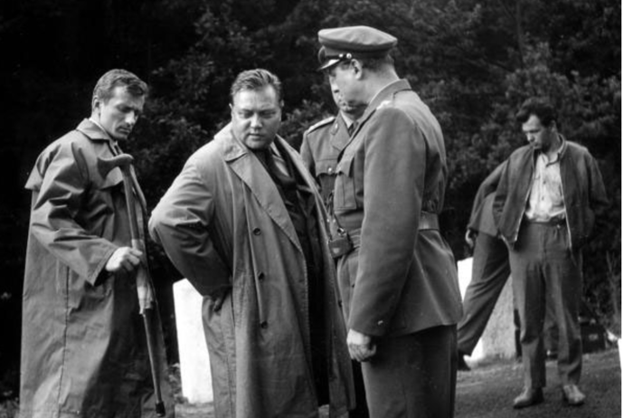 Pamatujete si skvělý film Strach? Na silnici u pohraničního městečka přejede automobil jedné noci úmyslně mladého muže. Kdo případ vyšetřuje?
