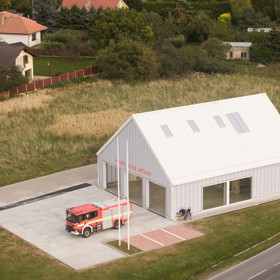 Moderní architektura v obci Dolní Jirčany dostala nový rozměr – hasičská zbrojnice v sobě snoubí funkčnost, estetiku a citlivé začlenění do okolní zástavby. Díky průsvitné fasádě a velkoformátovému oknu můžete nahlédnout do světa dobrovolných hasičů.
