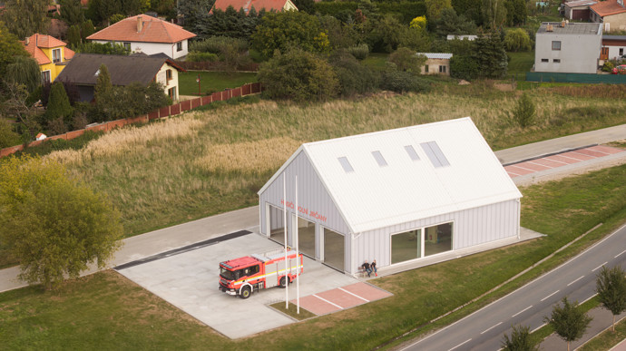 Moderní architektura v obci Dolní Jirčany dostala nový rozměr – hasičská zbrojnice v sobě snoubí funkčnost, estetiku a citlivé začlenění do okolní zástavby. Díky průsvitné fasádě a velkoformátovému oknu můžete nahlédnout do světa dobrovolných hasičů.
Moderní architektura v obci Dolní Jirčany dostala nový rozměr – hasičská zbrojnice v sobě snoubí funkčnost, estetiku a citlivé začlenění do okolní zástavby. Díky průsvitné fasádě a velkoformátovému oknu můžete nahlédnout do světa dobrovolných hasičů.