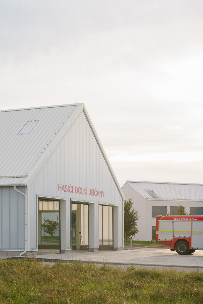 Moderní architektura v obci Dolní Jirčany dostala nový rozměr – hasičská zbrojnice v sobě snoubí funkčnost, estetiku a citlivé začlenění do okolní zástavby. Díky průsvitné fasádě a velkoformátovému oknu můžete nahlédnout do světa dobrovolných hasičů.
Moderní architektura v obci Dolní Jirčany dostala nový rozměr – hasičská zbrojnice v sobě snoubí funkčnost, estetiku a citlivé začlenění do okolní zástavby. Díky průsvitné fasádě a velkoformátovému oknu můžete nahlédnout do světa dobrovolných hasičů.