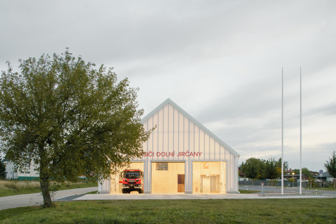 Moderní architektura v obci Dolní Jirčany dostala nový rozměr – hasičská zbrojnice v sobě snoubí funkčnost, estetiku a citlivé začlenění do okolní zástavby. Díky průsvitné fasádě a velkoformátovému oknu můžete nahlédnout do světa dobrovolných hasičů.
Moderní architektura v obci Dolní Jirčany dostala nový rozměr – hasičská zbrojnice v sobě snoubí funkčnost, estetiku a citlivé začlenění do okolní zástavby. Díky průsvitné fasádě a velkoformátovému oknu můžete nahlédnout do světa dobrovolných hasičů.