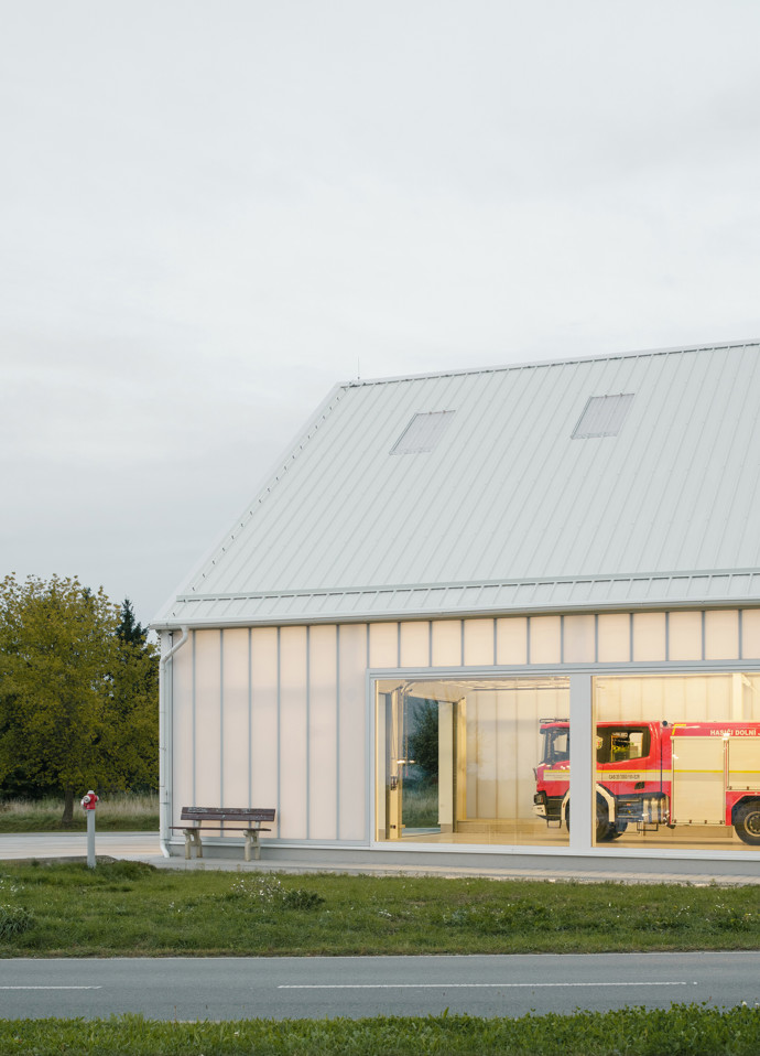 Moderní architektura v obci Dolní Jirčany dostala nový rozměr – hasičská zbrojnice v sobě snoubí funkčnost, estetiku a citlivé začlenění do okolní zástavby. Díky průsvitné fasádě a velkoformátovému oknu můžete nahlédnout do světa dobrovolných hasičů.
Moderní architektura v obci Dolní Jirčany dostala nový rozměr – hasičská zbrojnice v sobě snoubí funkčnost, estetiku a citlivé začlenění do okolní zástavby. Díky průsvitné fasádě a velkoformátovému oknu můžete nahlédnout do světa dobrovolných hasičů.