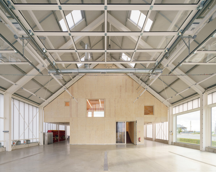 Moderní architektura v obci Dolní Jirčany dostala nový rozměr – hasičská zbrojnice v sobě snoubí funkčnost, estetiku a citlivé začlenění do okolní zástavby. Díky průsvitné fasádě a velkoformátovému oknu můžete nahlédnout do světa dobrovolných hasičů.
Moderní architektura v obci Dolní Jirčany dostala nový rozměr – hasičská zbrojnice v sobě snoubí funkčnost, estetiku a citlivé začlenění do okolní zástavby. Díky průsvitné fasádě a velkoformátovému oknu můžete nahlédnout do světa dobrovolných hasičů.