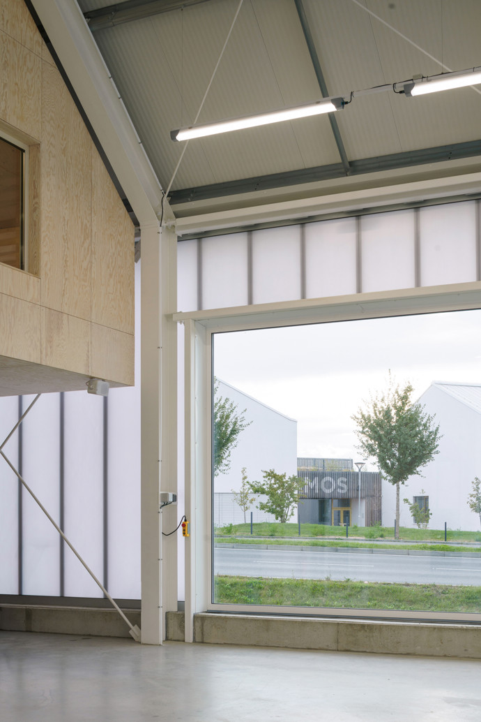 Moderní architektura v obci Dolní Jirčany dostala nový rozměr – hasičská zbrojnice v sobě snoubí funkčnost, estetiku a citlivé začlenění do okolní zástavby. Díky průsvitné fasádě a velkoformátovému oknu můžete nahlédnout do světa dobrovolných hasičů.
Moderní architektura v obci Dolní Jirčany dostala nový rozměr – hasičská zbrojnice v sobě snoubí funkčnost, estetiku a citlivé začlenění do okolní zástavby. Díky průsvitné fasádě a velkoformátovému oknu můžete nahlédnout do světa dobrovolných hasičů.