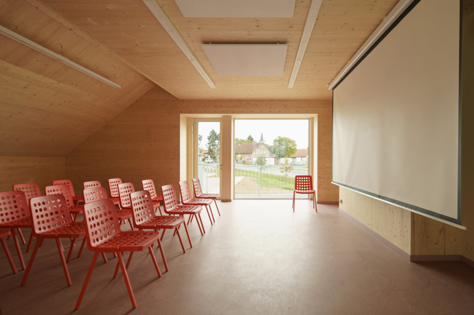Moderní architektura v obci Dolní Jirčany dostala nový rozměr – hasičská zbrojnice v sobě snoubí funkčnost, estetiku a citlivé začlenění do okolní zástavby. Díky průsvitné fasádě a velkoformátovému oknu můžete nahlédnout do světa dobrovolných hasičů.
Moderní architektura v obci Dolní Jirčany dostala nový rozměr – hasičská zbrojnice v sobě snoubí funkčnost, estetiku a citlivé začlenění do okolní zástavby. Díky průsvitné fasádě a velkoformátovému oknu můžete nahlédnout do světa dobrovolných hasičů.
