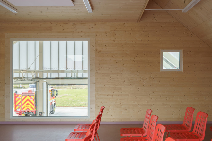 Moderní architektura v obci Dolní Jirčany dostala nový rozměr – hasičská zbrojnice v sobě snoubí funkčnost, estetiku a citlivé začlenění do okolní zástavby. Díky průsvitné fasádě a velkoformátovému oknu můžete nahlédnout do světa dobrovolných hasičů.
Moderní architektura v obci Dolní Jirčany dostala nový rozměr – hasičská zbrojnice v sobě snoubí funkčnost, estetiku a citlivé začlenění do okolní zástavby. Díky průsvitné fasádě a velkoformátovému oknu můžete nahlédnout do světa dobrovolných hasičů.