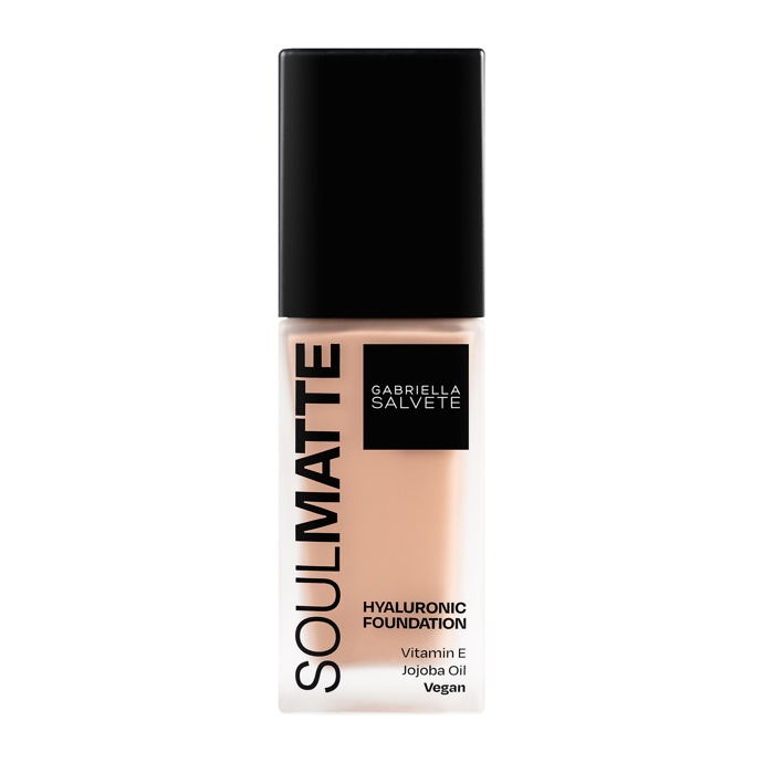 Kosmetický tip od Gabriella Salvete: Vizážistka zvolila jemně matující make-up SoulMatte, který pleti poskytne přirozené krytí. Díky obsahu kyseliny hyaluronové a vitaminu E pleť zároveň vyživuje.
