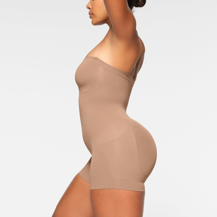 Stahovací body bez ramínek, Skims, 2350 Kč
Stahovací body bez ramínek, Skims, 2350 Kč