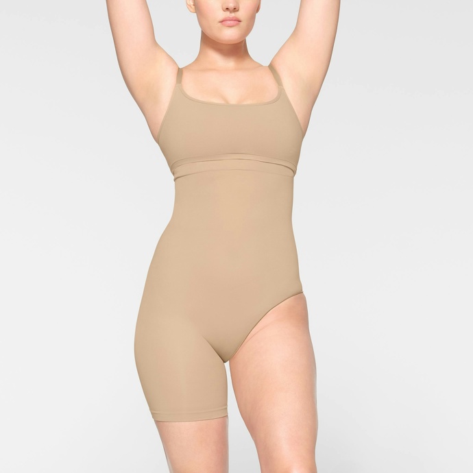 Stahovací body pod šaty s rozparkem, Skims, 1350 Kč
Stahovací body pod šaty s rozparkem, Skims, 1350 Kč