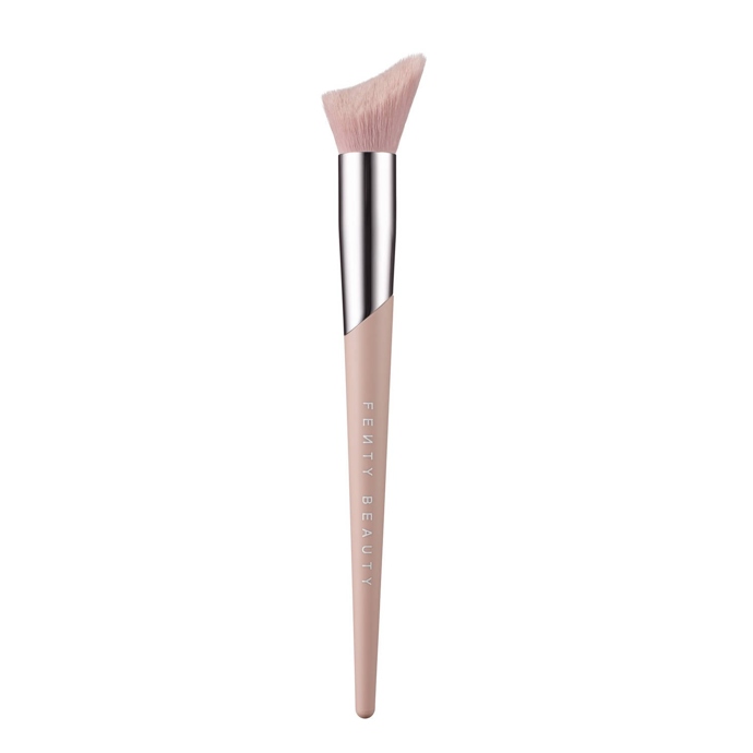Štětec na rozjasňovač 120 Cheek-Hugging Highlight Brush, Fenty Beauty, 950 Kč
