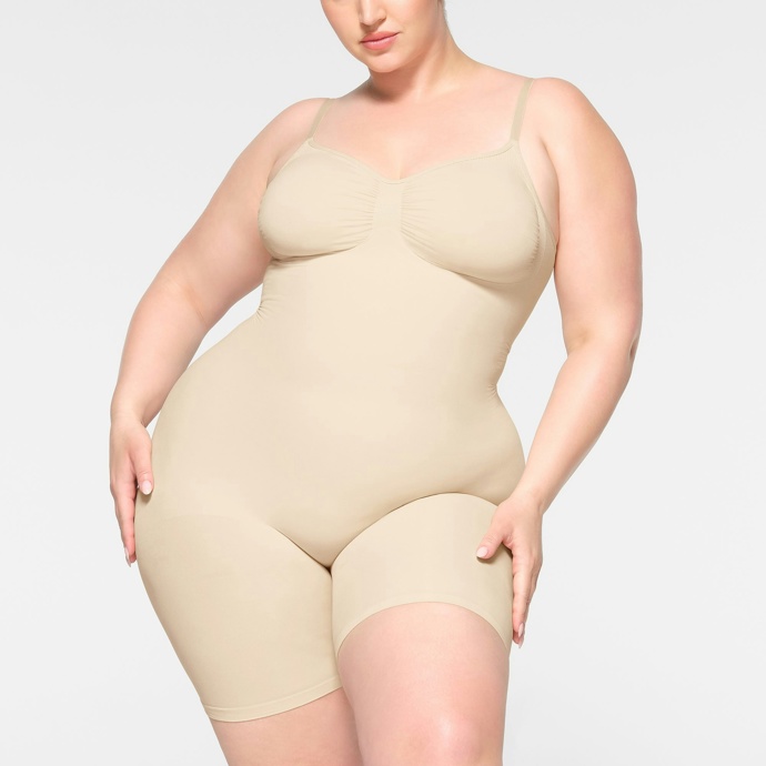 Středně zpevňující body s nízkými zády, Skims, 2350 Kč
Středně zpevňující body s nízkými zády, Skims, 2350 Kč