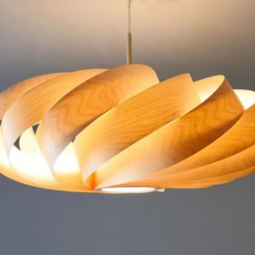 Lampa z březové dýhy, Luminos, 3 900 Kč

