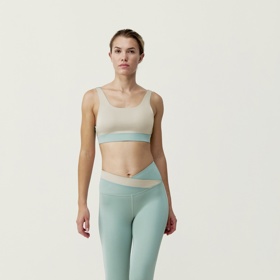 Top, 661 Kč, legíny, 881 Kč, Born Living Yoga
