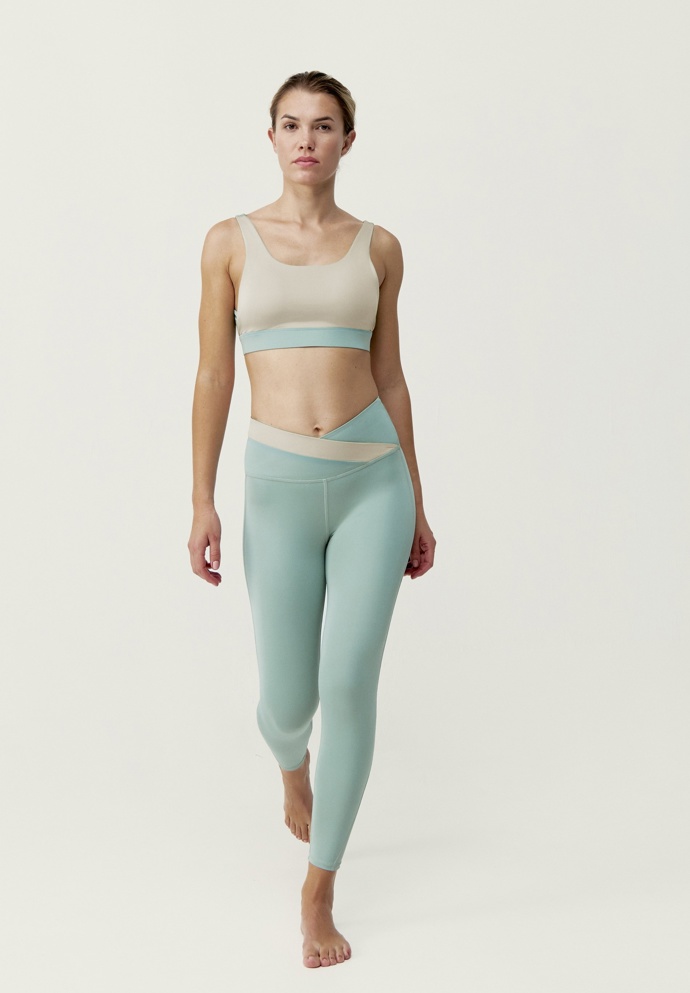 Top, 661 Kč, legíny, 881 Kč, Born Living Yoga
