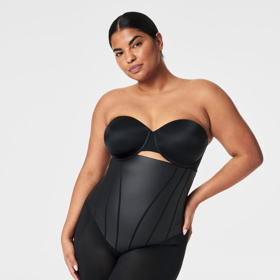 Tvarující šortky s vysokým pasem, Spanx, 2900 Kč
