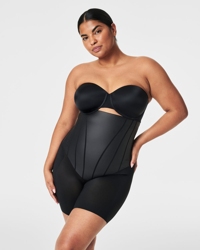 Tvarující šortky s vysokým pasem, Spanx, 2900 Kč
Tvarující šortky s vysokým pasem, Spanx, 2900 Kč