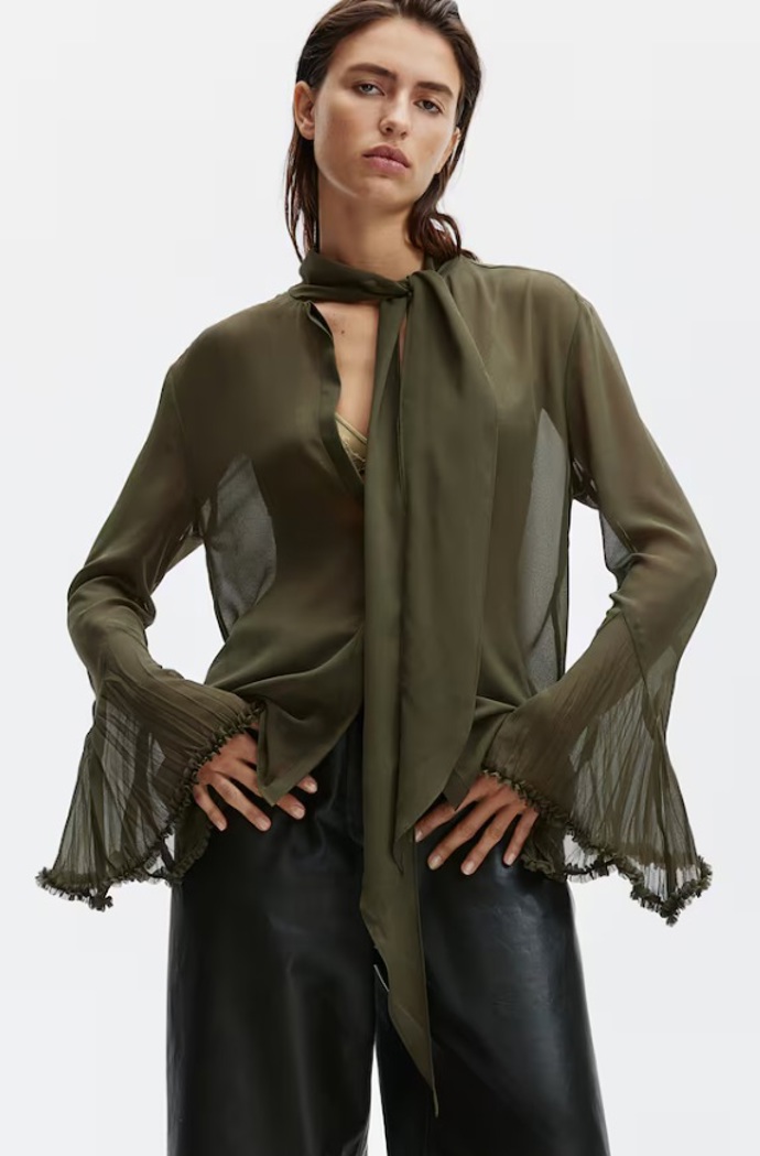 Šifonová halenka s vázačkou u krku, H&M, 849 Kč
