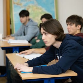 Nekonečný seriál Ulice sleduje dramatické osudy několika spřátelených rodin žijících v sousedství
