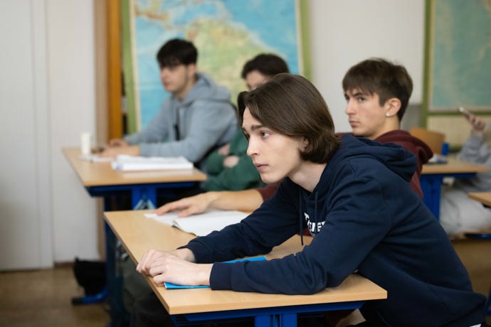Nekonečný seriál Ulice sleduje dramatické osudy několika spřátelených rodin žijících v sousedství
