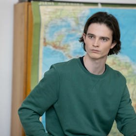 Nekonečný seriál Ulice sleduje dramatické osudy několika spřátelených rodin žijících v sousedství
