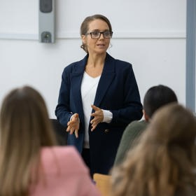 Nekonečný seriál Ulice sleduje dramatické osudy několika spřátelených rodin žijících v sousedství

