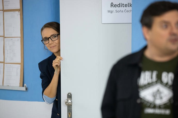 Nekonečný seriál Ulice sleduje dramatické osudy několika spřátelených rodin žijících v sousedství
