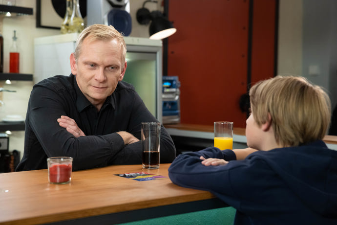 Nekonečný seriál Ulice sleduje dramatické osudy několika spřátelených rodin žijících v sousedství
Nekonečný seriál Ulice sleduje dramatické osudy několika spřátelených rodin žijících v sousedství