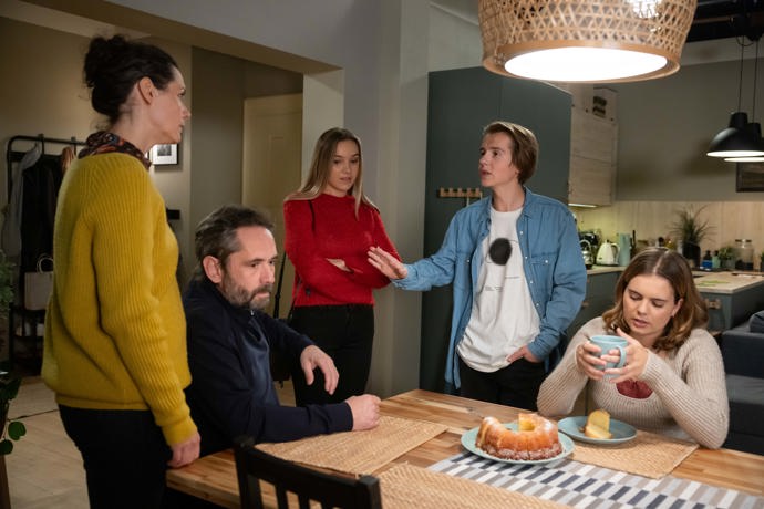 Nekonečný seriál Ulice sleduje dramatické osudy několika spřátelených rodin žijících v sousedství
Nekonečný seriál Ulice sleduje dramatické osudy několika spřátelených rodin žijících v sousedství