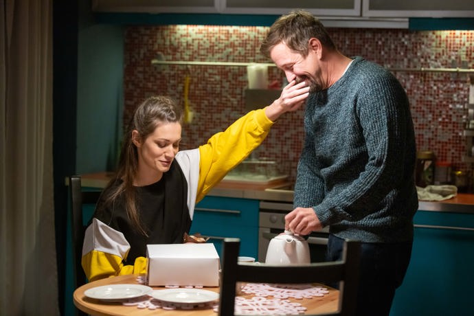 Nekonečný seriál Ulice sleduje dramatické osudy několika rodin žijících v sousedství
