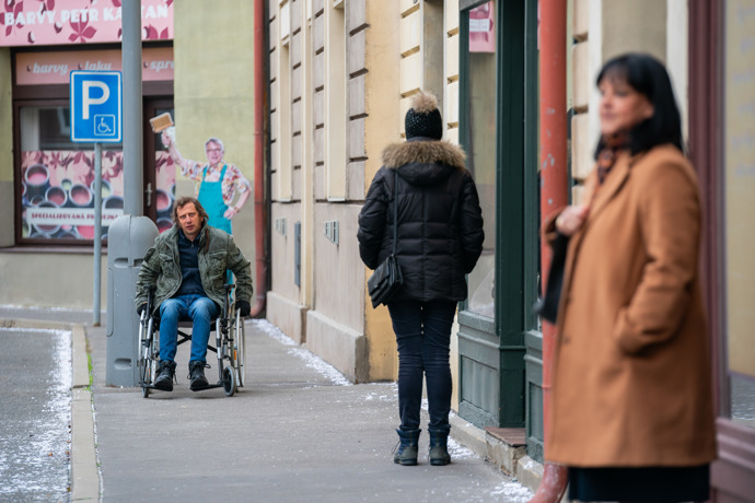 Nekonečný seriál Ulice sleduje dramatické osudy několika rodin žijících v sousedství
