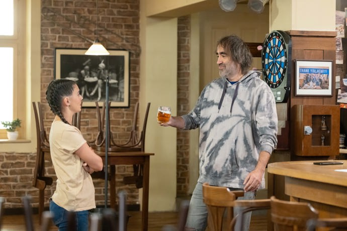 Nekonečný seriál Ulice sleduje dramatické osudy několika rodin žijících v sousedství
