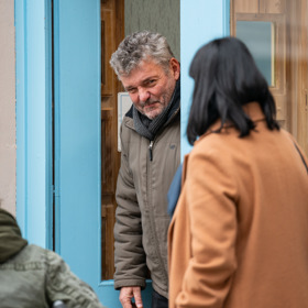 Nekonečný seriál Ulice sleduje dramatické osudy několika rodin žijících v sousedství
