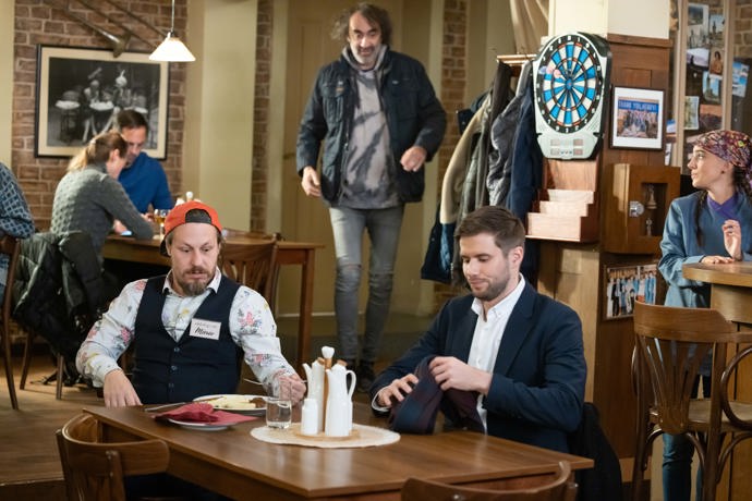 Nekonečný seriál Ulice sleduje dramatické osudy několika rodin žijících v sousedství
