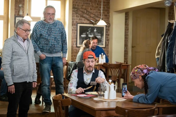 Nekonečný seriál Ulice sleduje dramatické osudy několika rodin žijících v sousedství
